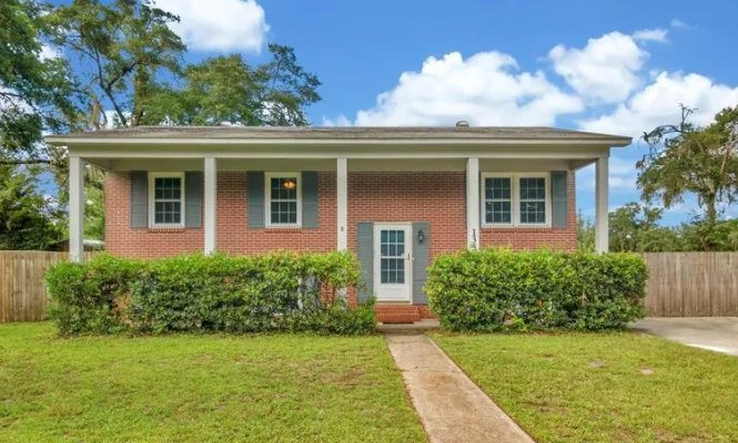 HINESVILLE House: 135 Clay St