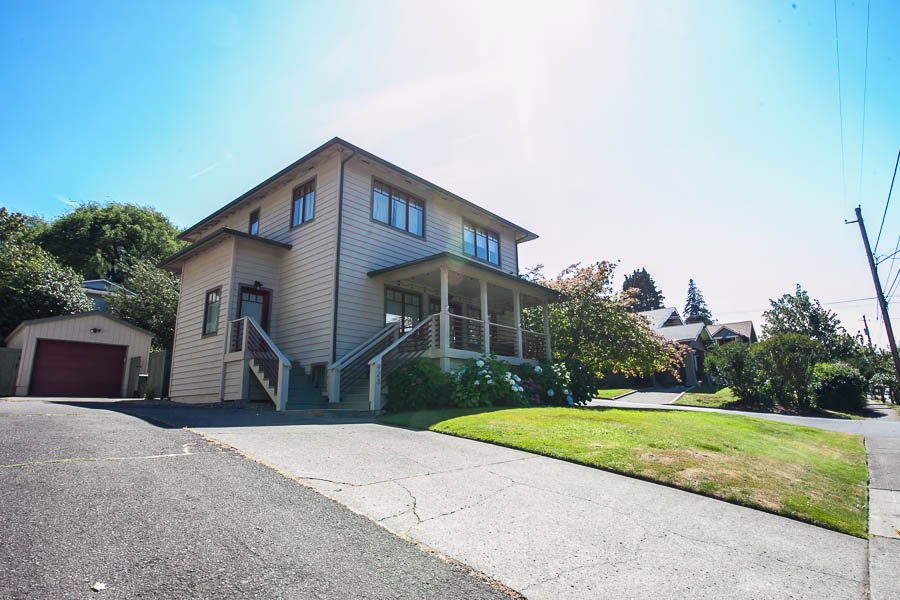 Hood River House: 923 Cascade Ave