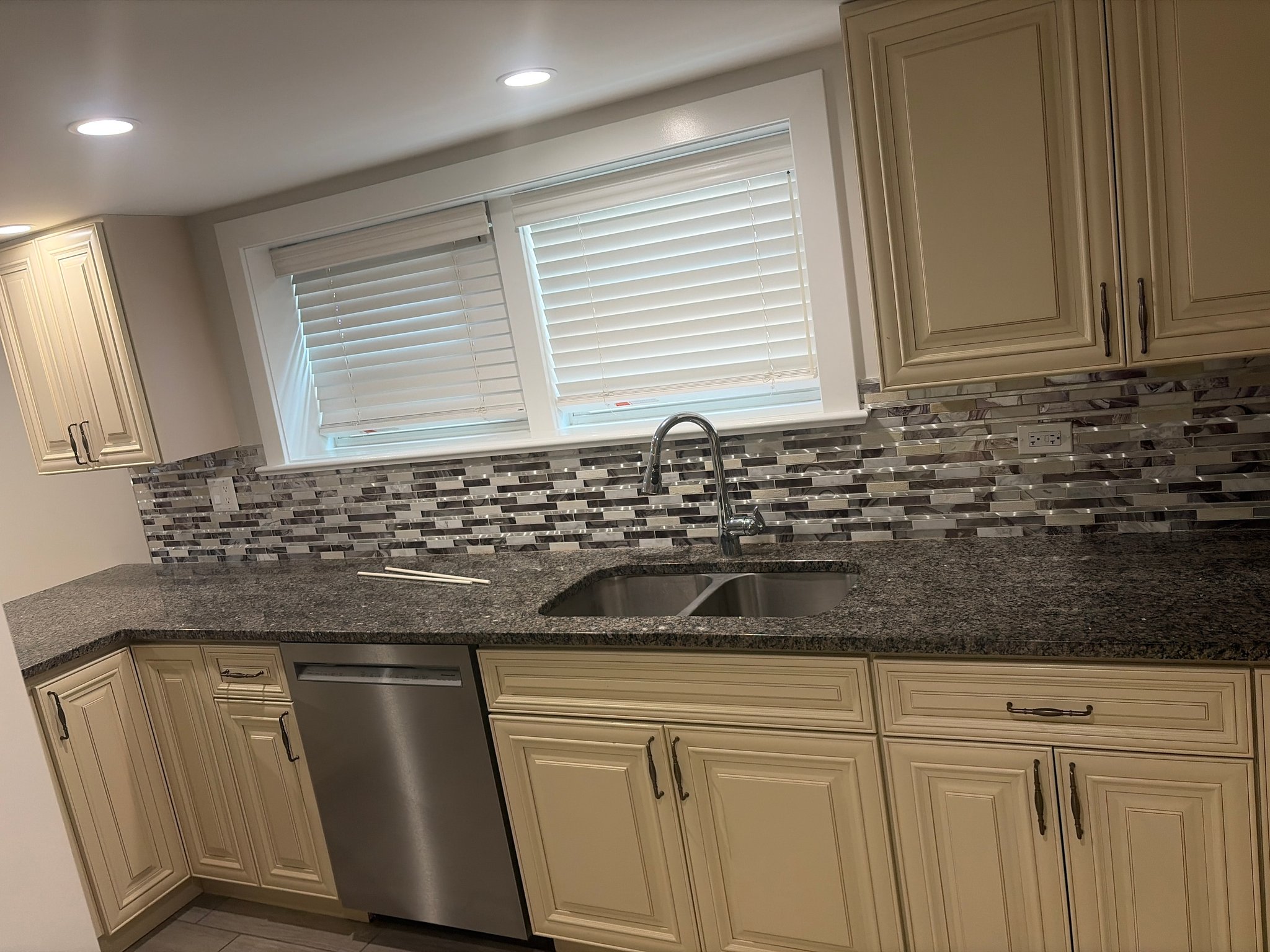 Niles Apartment: 8044 N Oriole Ave