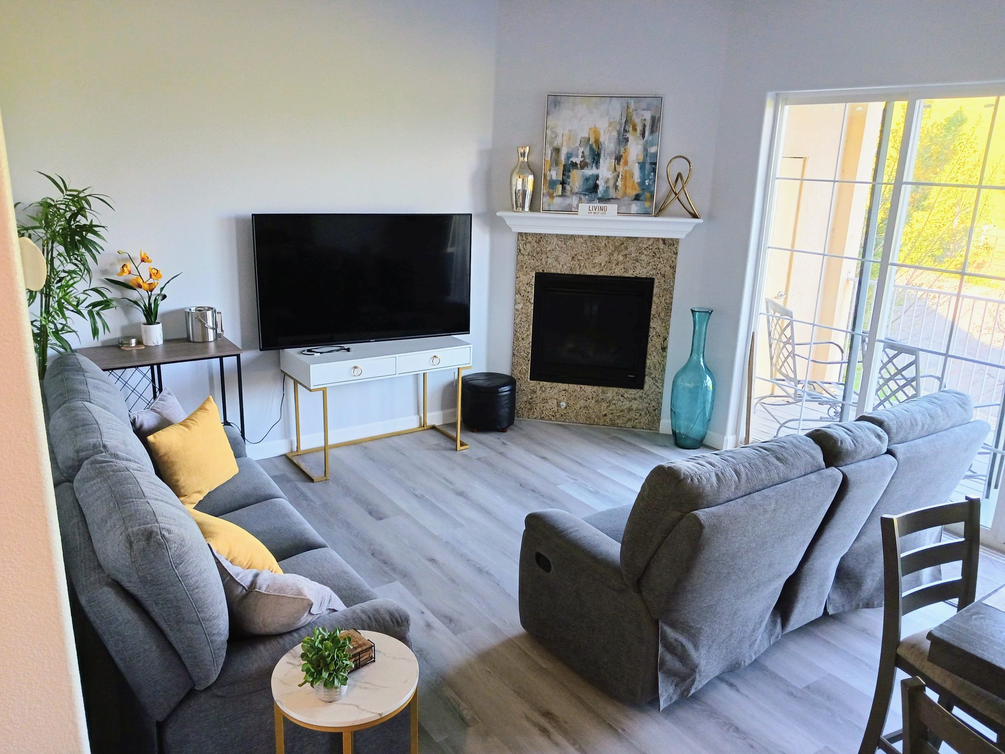 Vallejo Townhome: 300 Locust Dr.