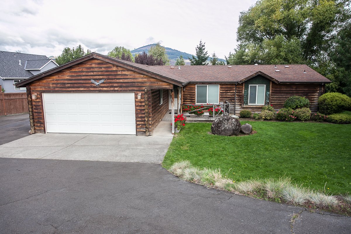 Hood River House: 4040 Summitview Way