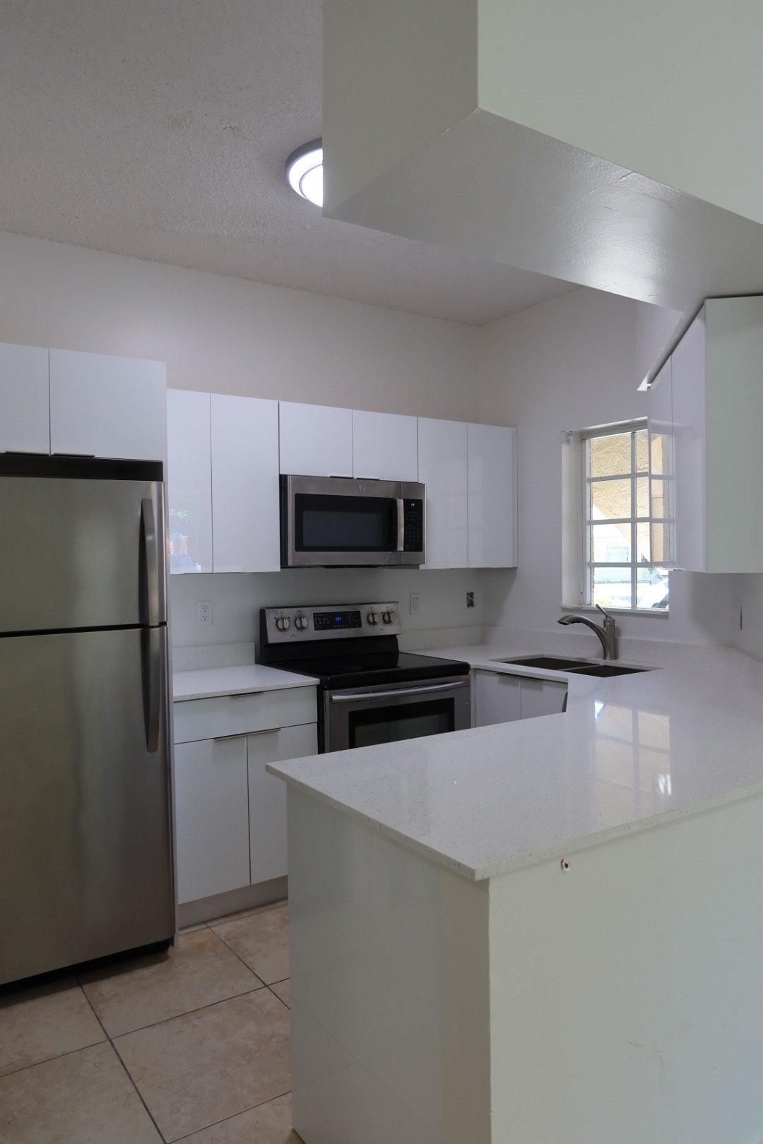 HIALEAH Apartment: 18340 NW 68th Ave #A