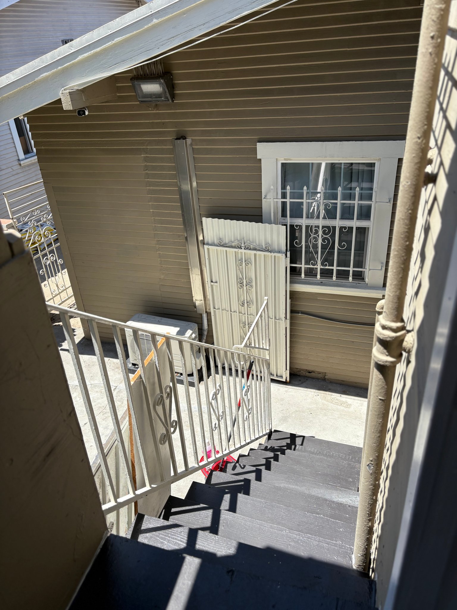Los Angeles House: 1100 1/2 S New Hampshire Ave