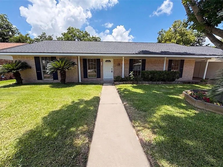 Deer Park House: 910 Luella Ave