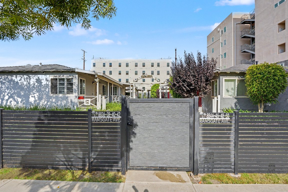 Los Angeles Apartment: 8836 Ramsgate Ave