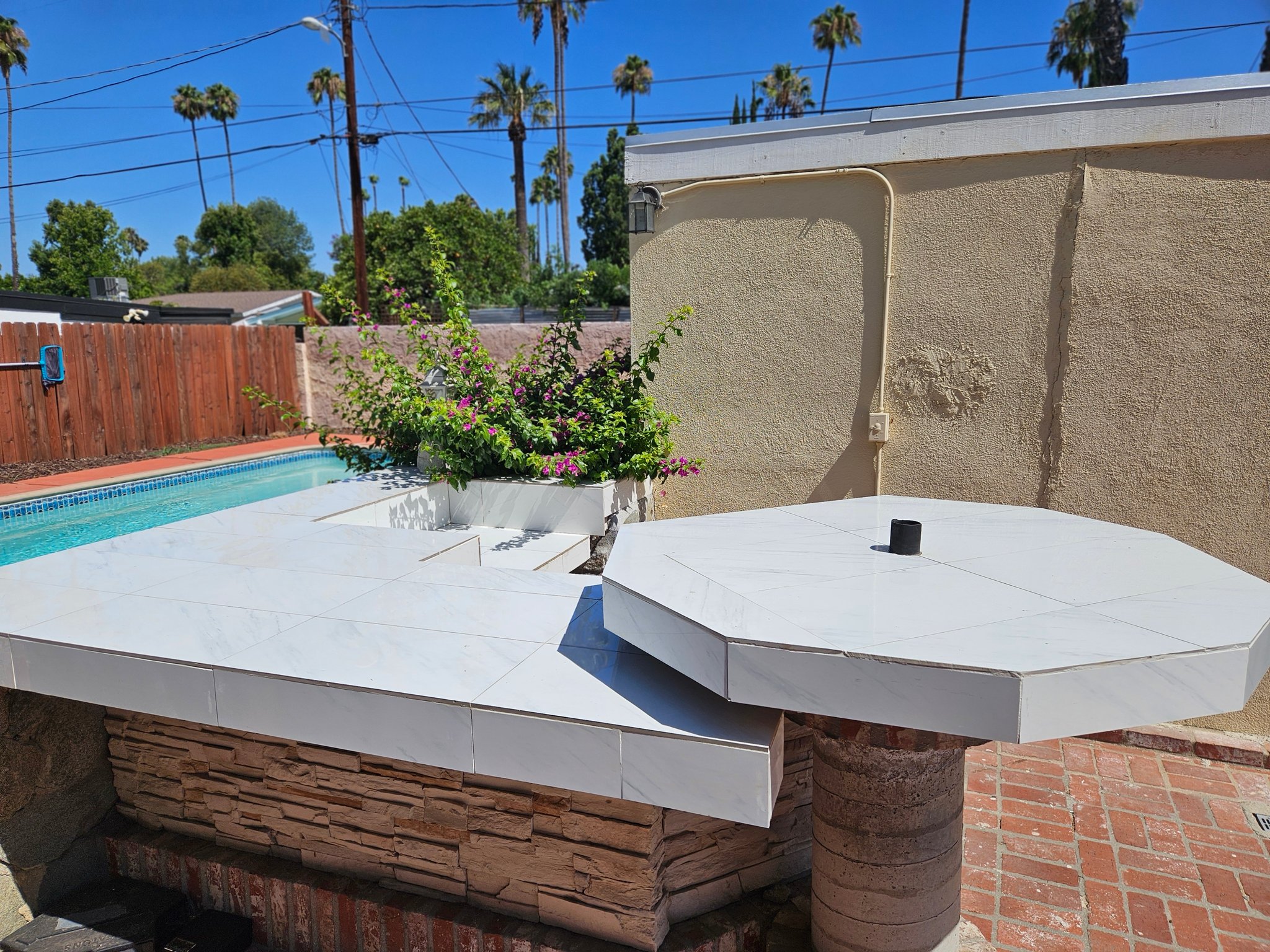 Woodland Hills House: 19751 Victory Blvd