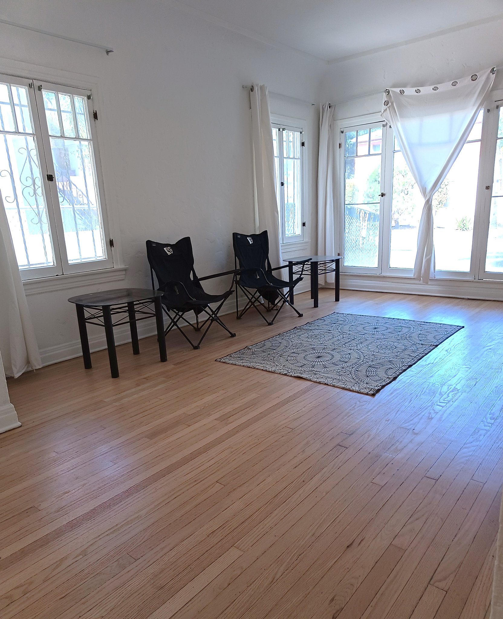 Los Angeles Apartment: 427 N Genesee Ave