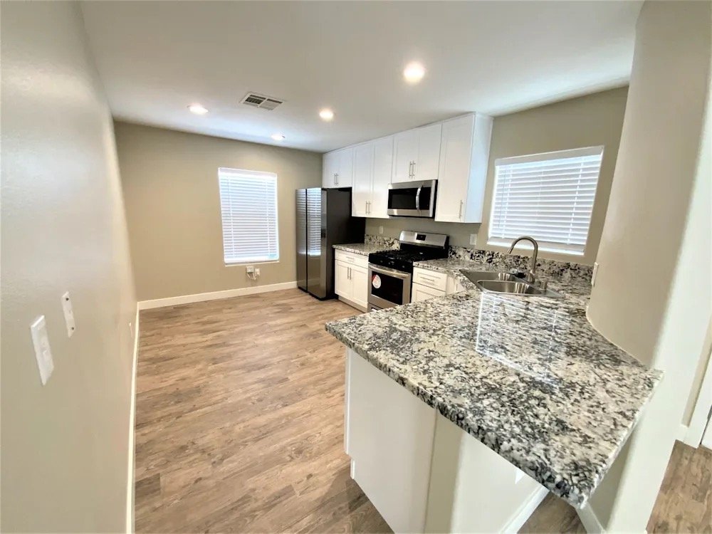 Atlanta House: 432 W Lake Ave NW