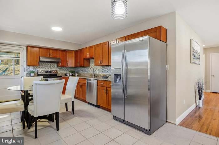 Rockville House: 1021 Brice Rd