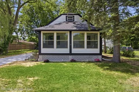 Pontiac House: 17 N Midland St