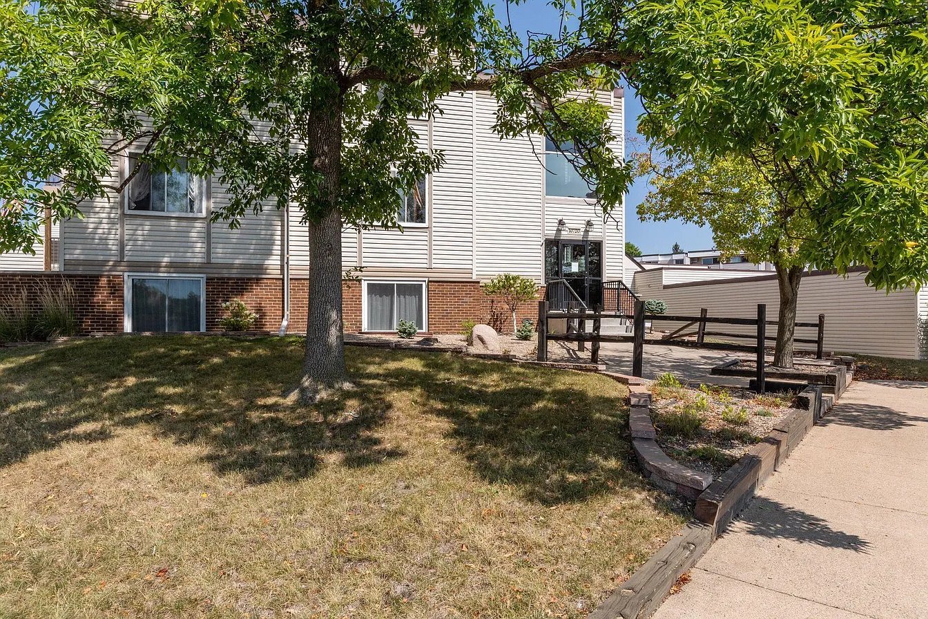 Minneapolis Condo: 10720 Rockford Rd