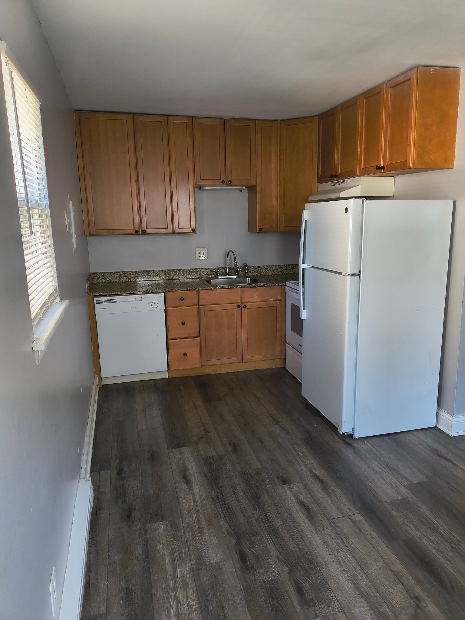 Aurora Apartment: 371 W. Old Indian Trail Rd
