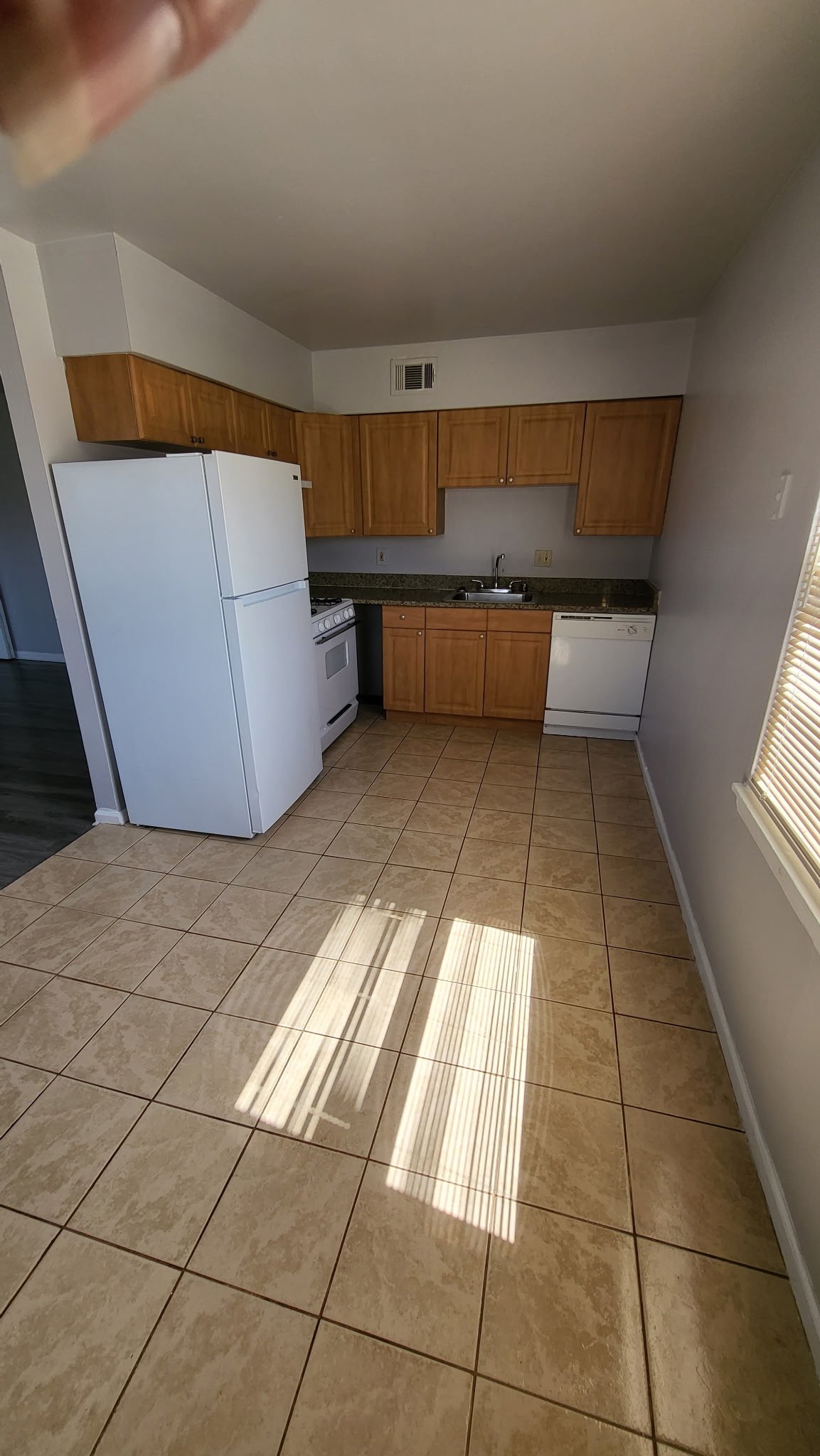 Aurora Apartment: 371 W. Old Indian Trail Rd