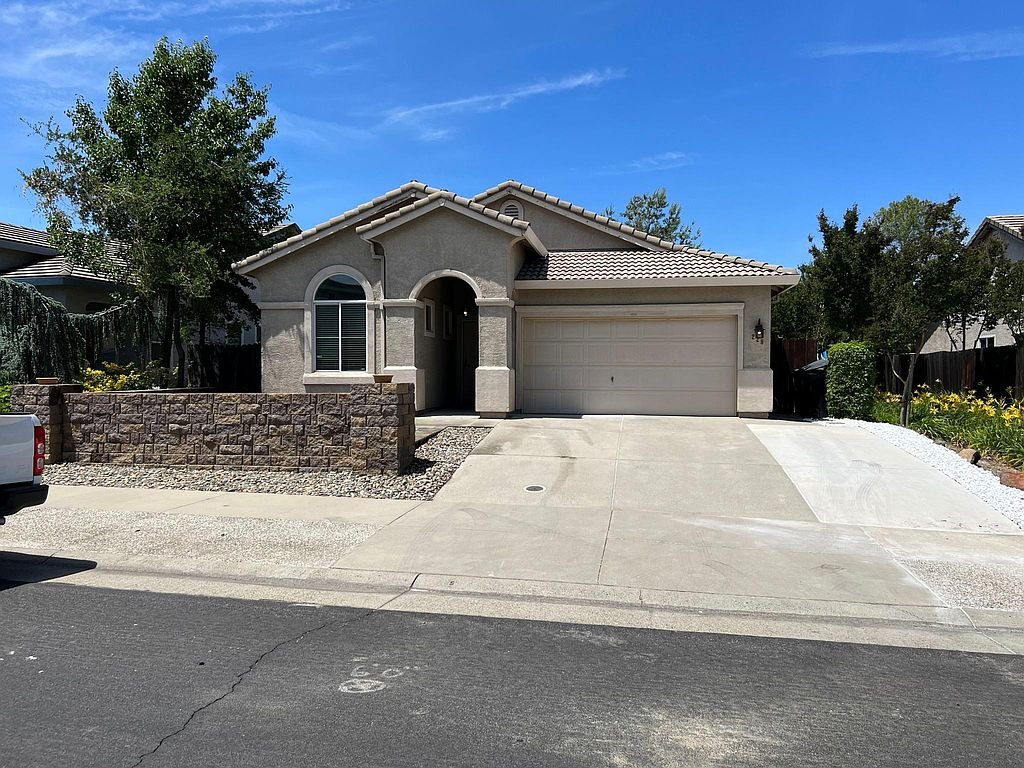 Roseville House: 228 Halley Glen Dr
