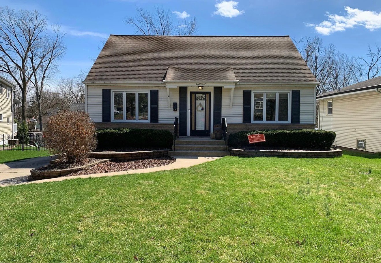 Villa Park House: 43 E Jackson St