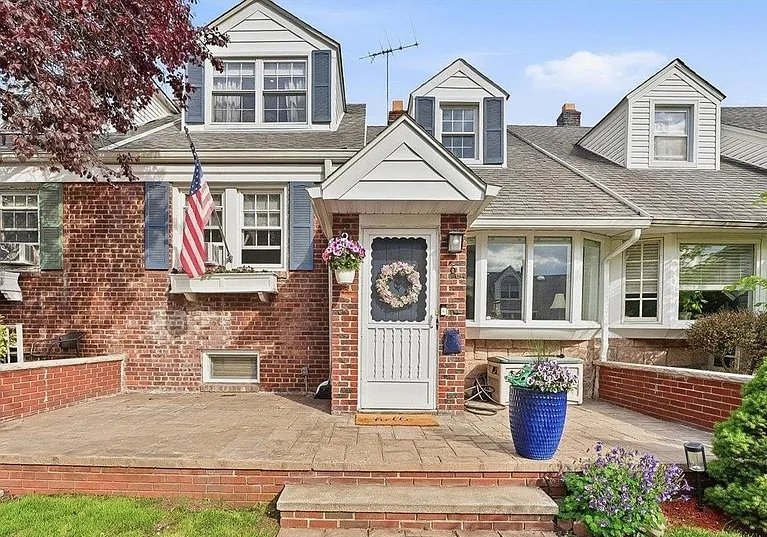 Bayonne House: 6 Parkside Ln