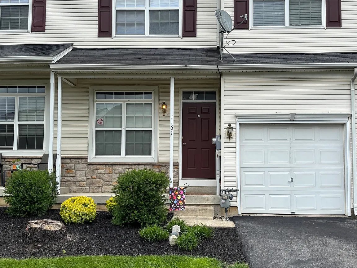 Breinigsville Townhome: 1161 Tudor Dr