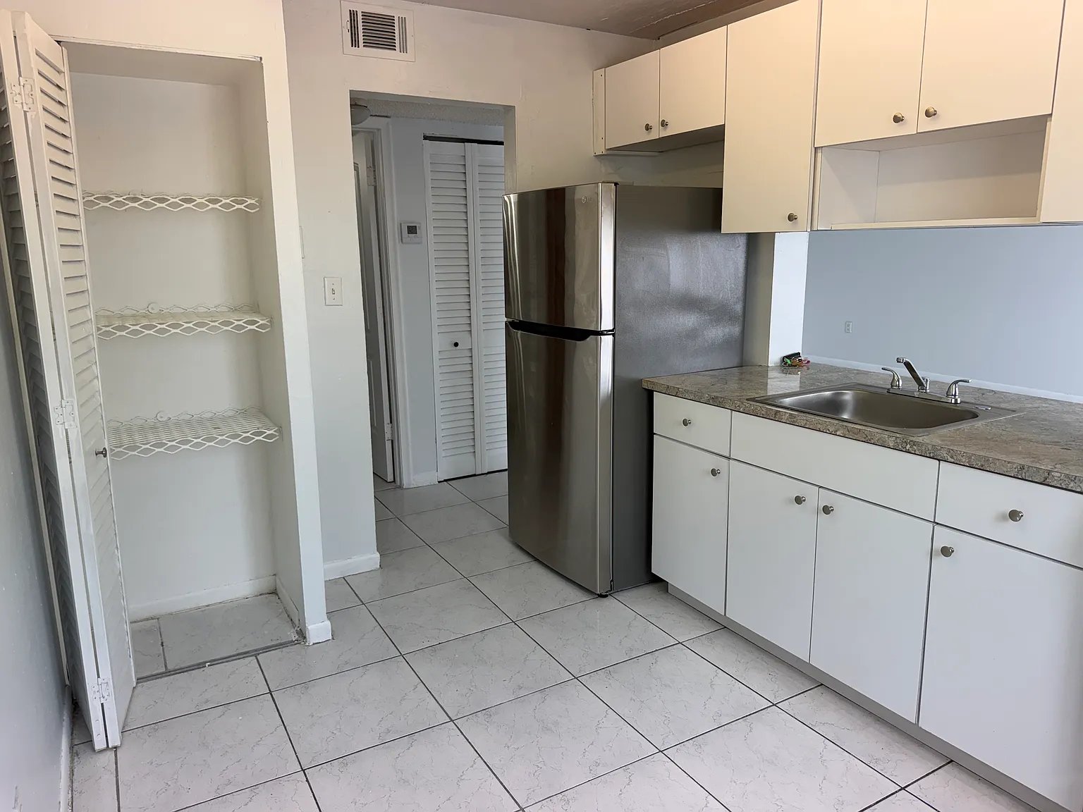 Hollywood Apartment: 525 N 62nd ave