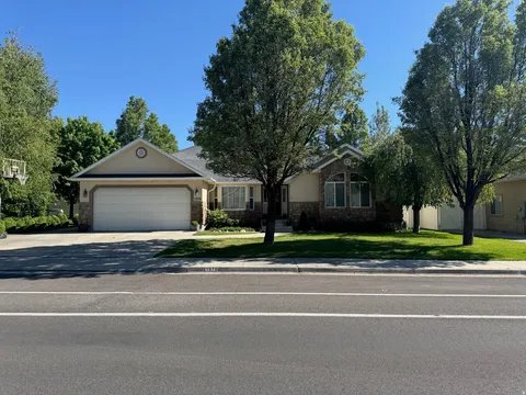 Springville House: 1976 River Bottom Rd