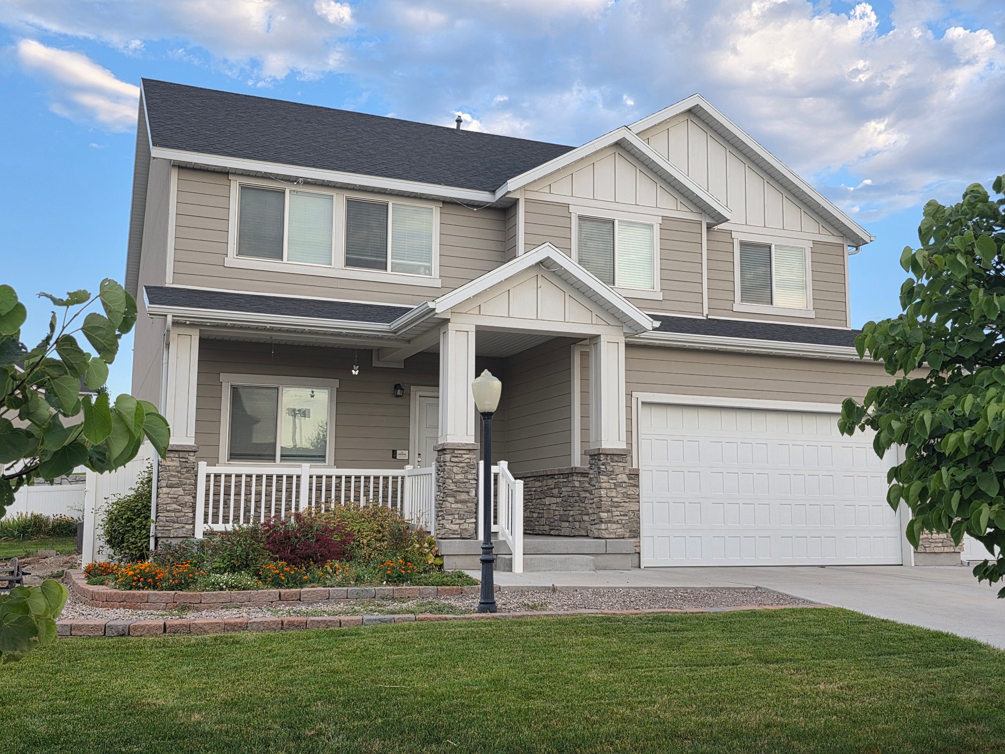 Saratoga Springs House: 73 W Hillside Dr