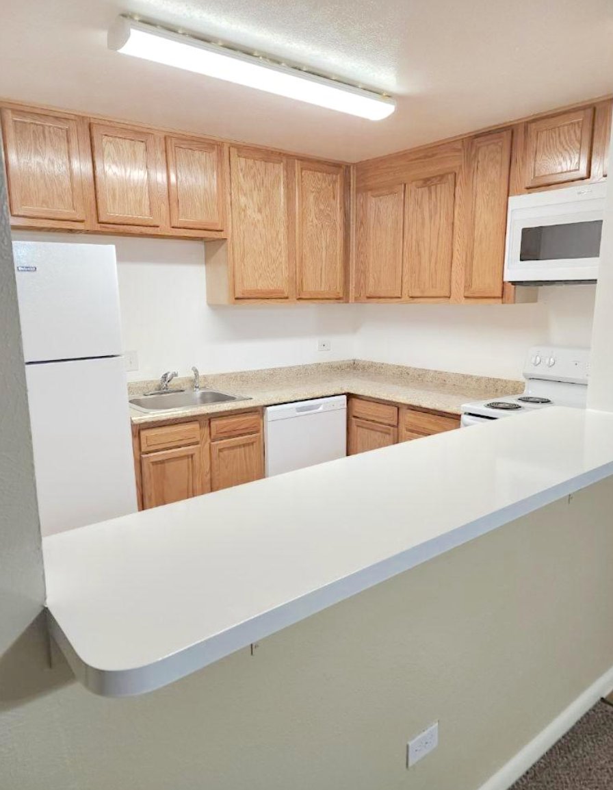 Lakewood Apartment: 1375 Everett Court