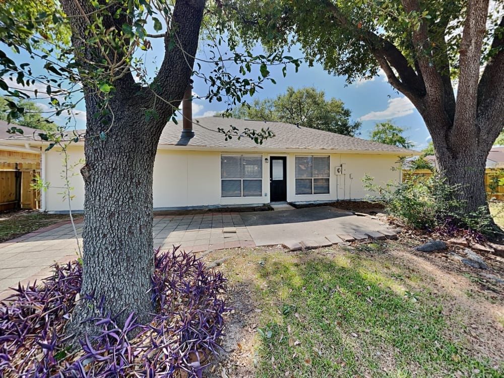 Houston House: 6610 bellfield manor ln