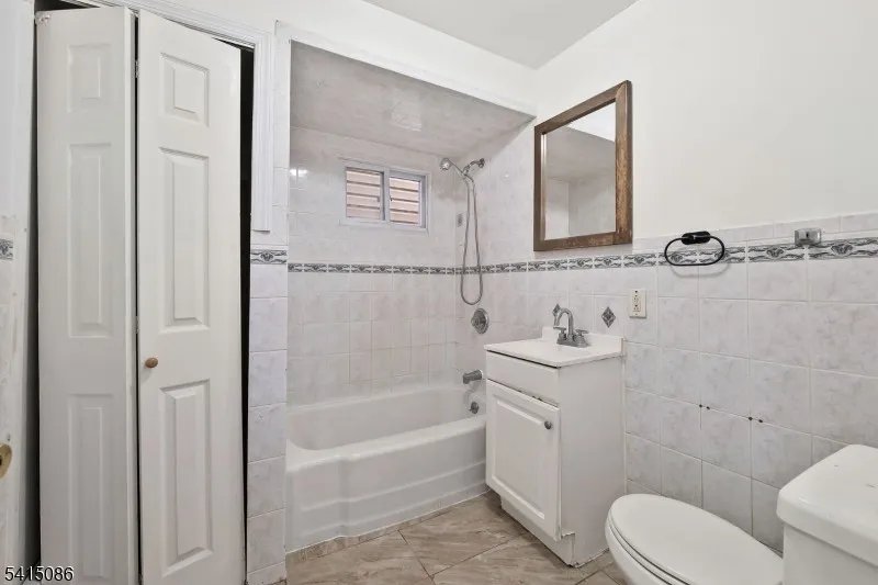 Paterson Apartment: 190 N 1st St