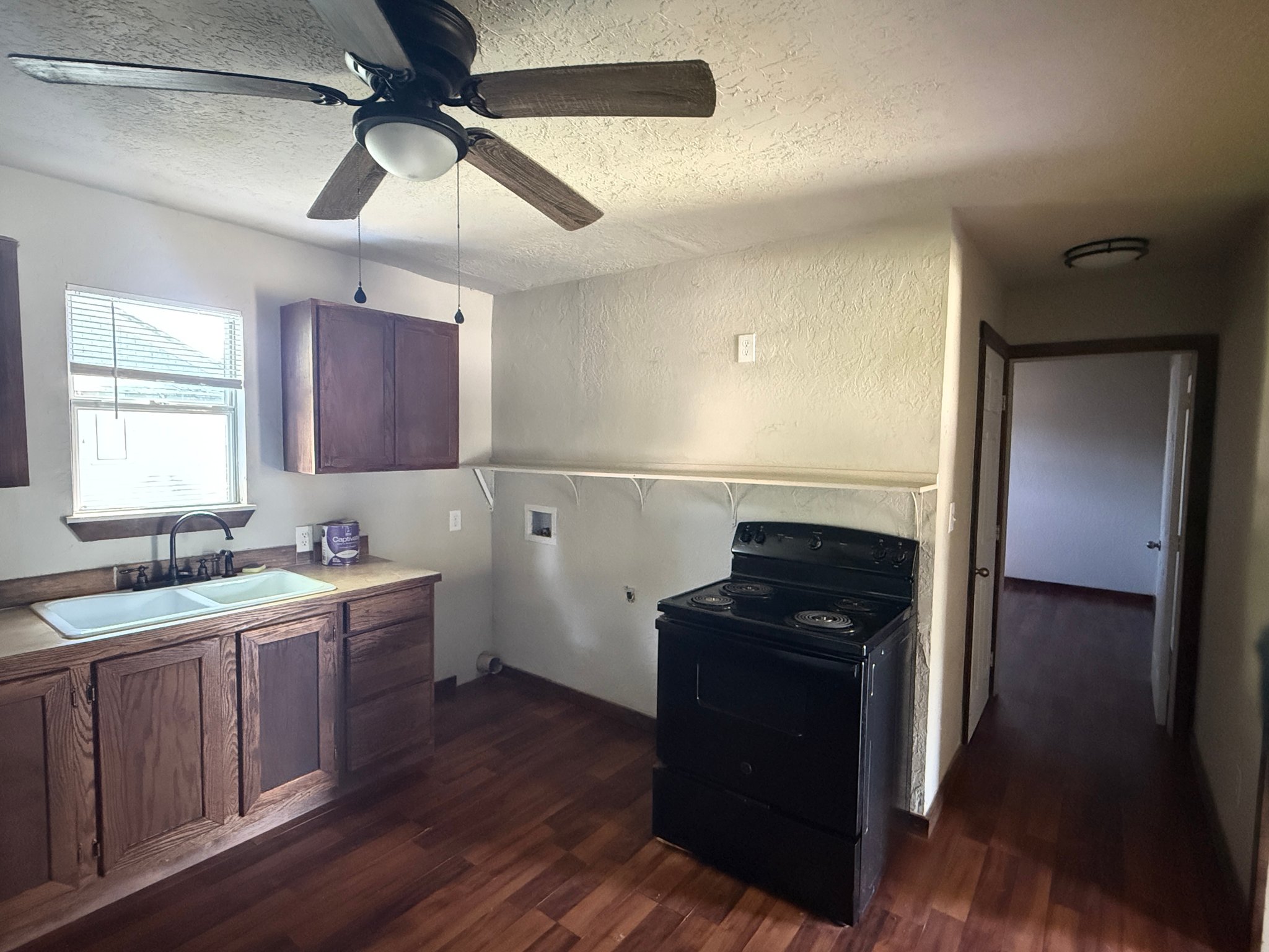 Coweta House: 118 W Pine St