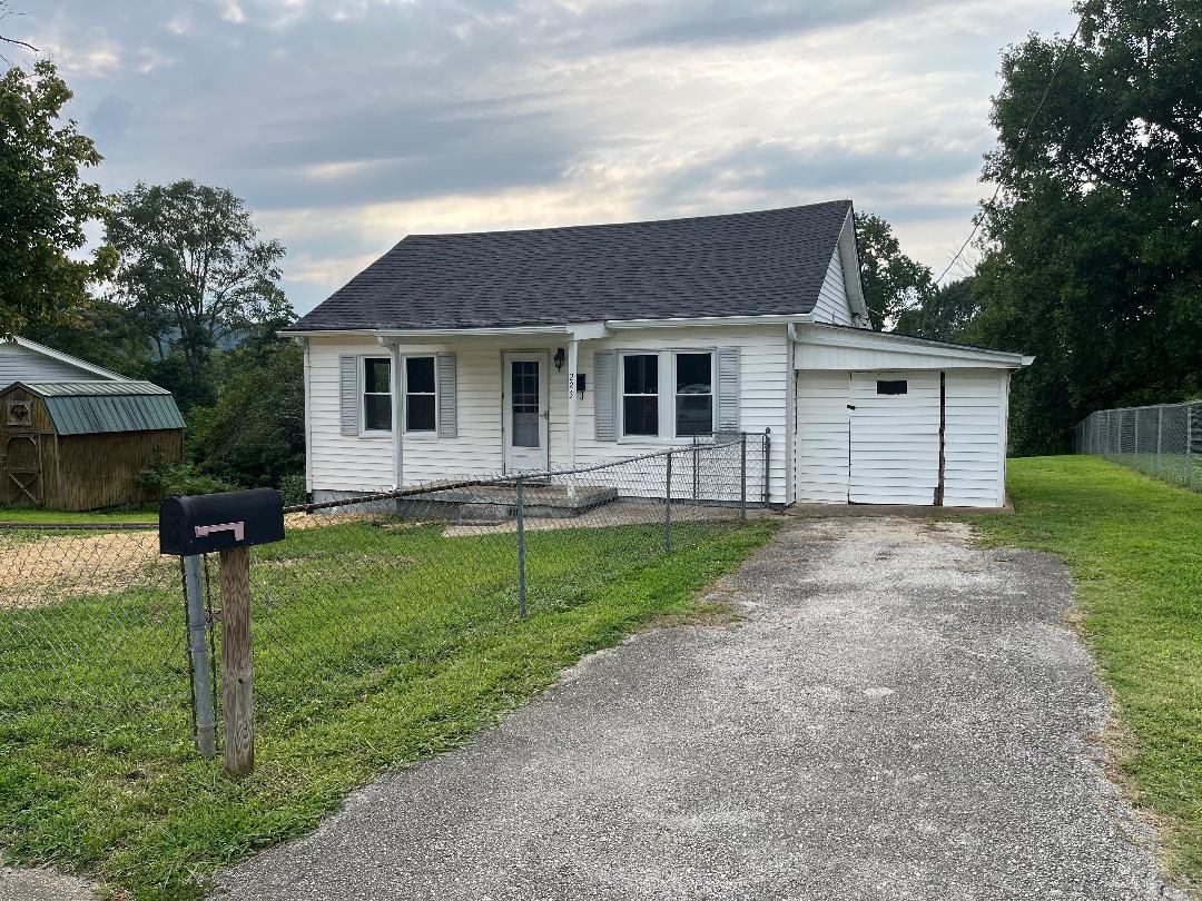 Carthage House: 223 Hillcrest Drive