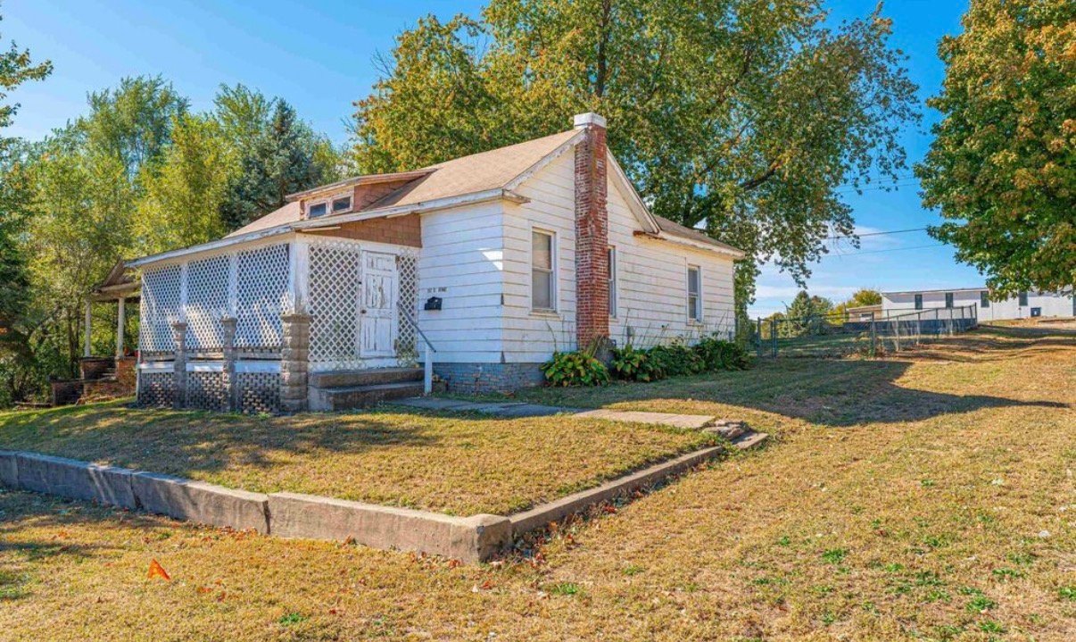 Mount Pulaski House: 202 S Vine St