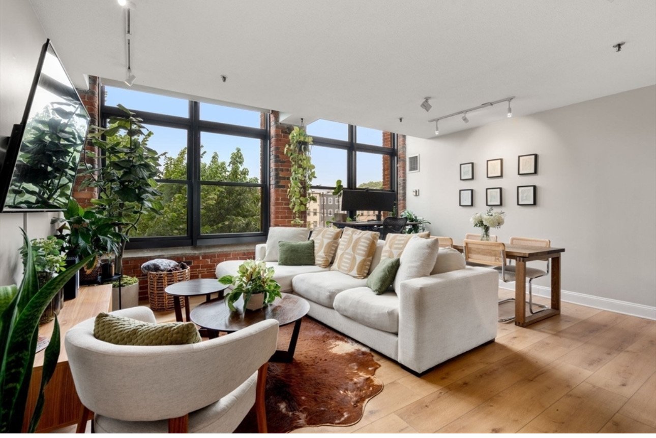 Boston Condo: 150 Orleans St
