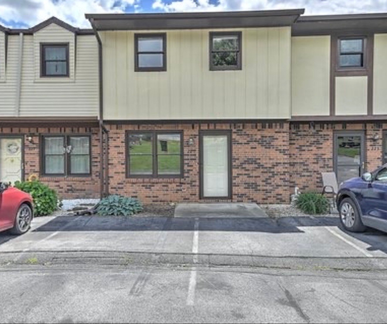 Bristol Townhome: 225 Oakcrest Cir