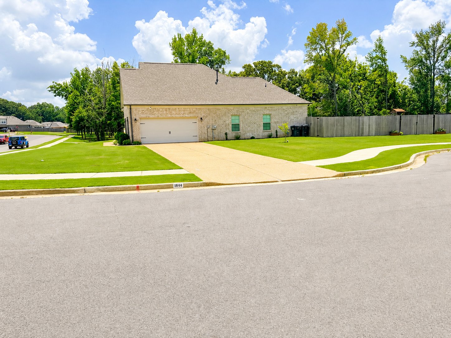 Nesbit House: 1844 Ava Cv