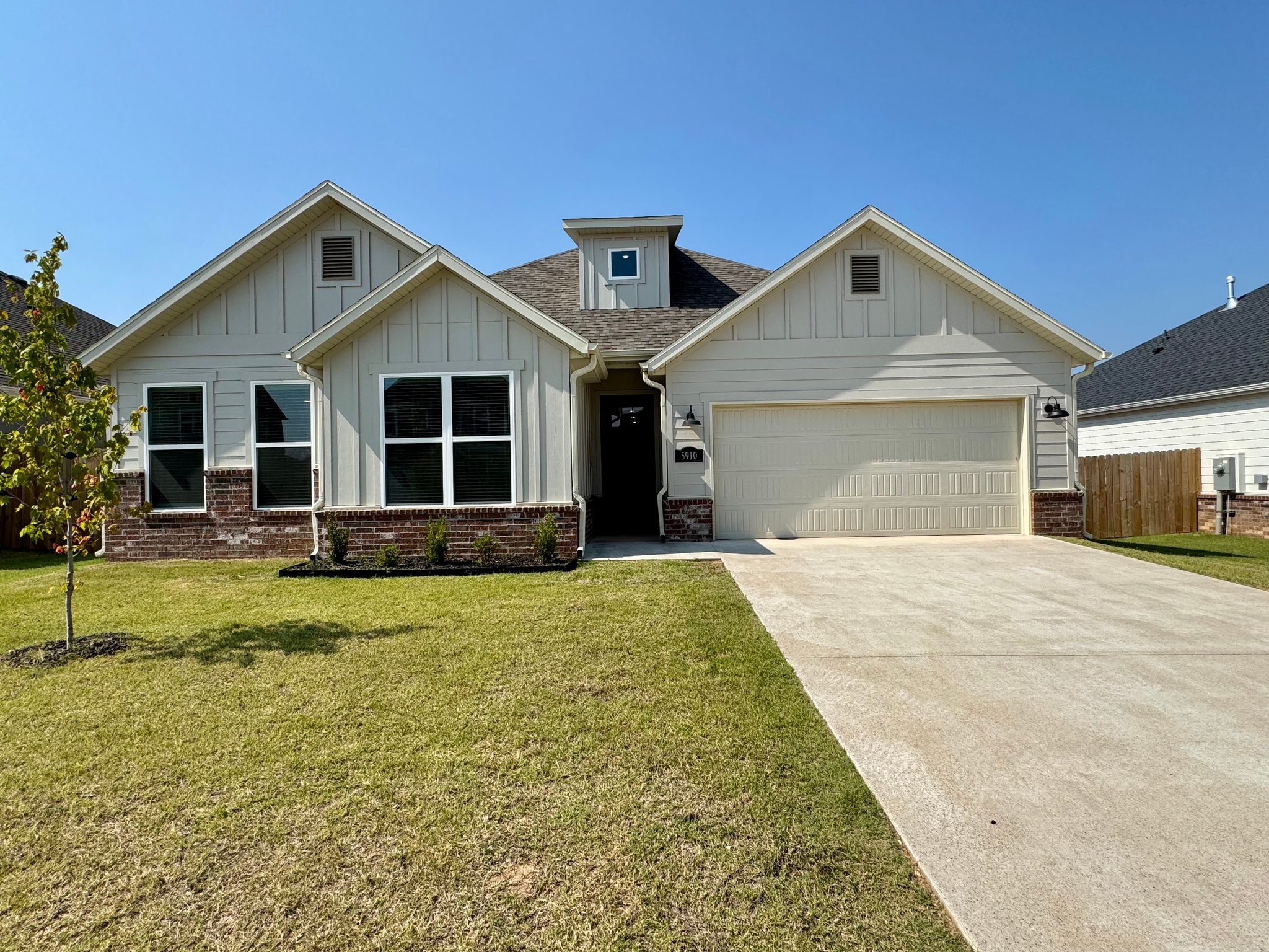 Bentonville House: 5910 SW Desert Ave