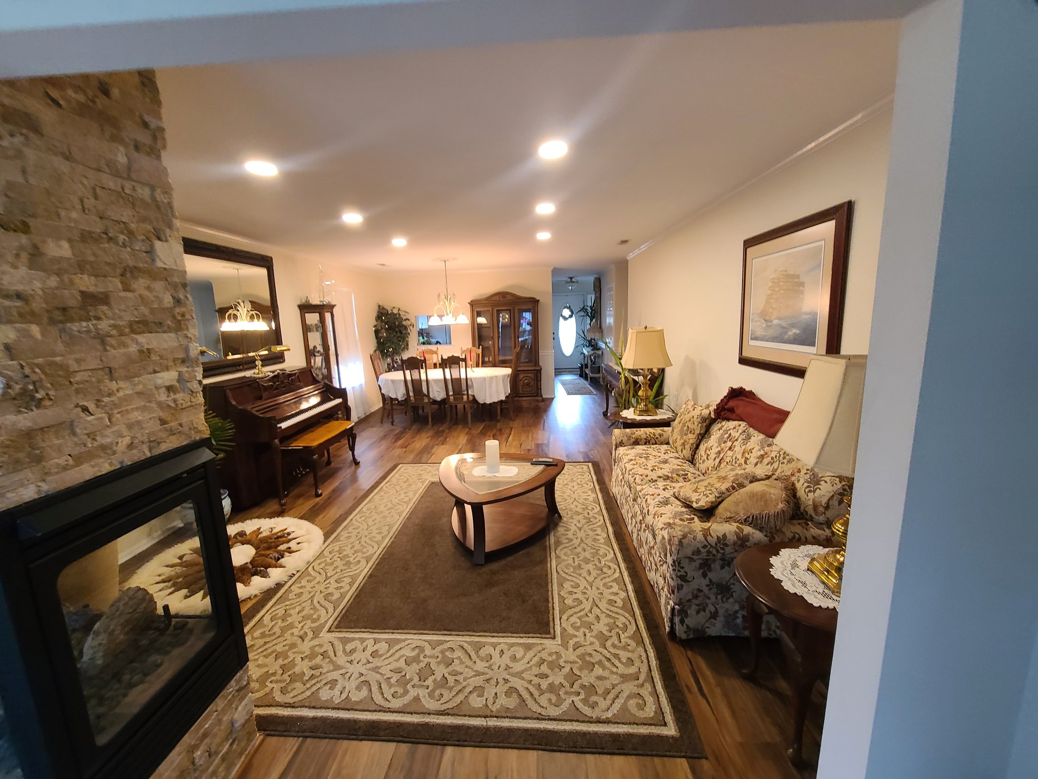 Mount Laurel House: 8 White Stone Ct