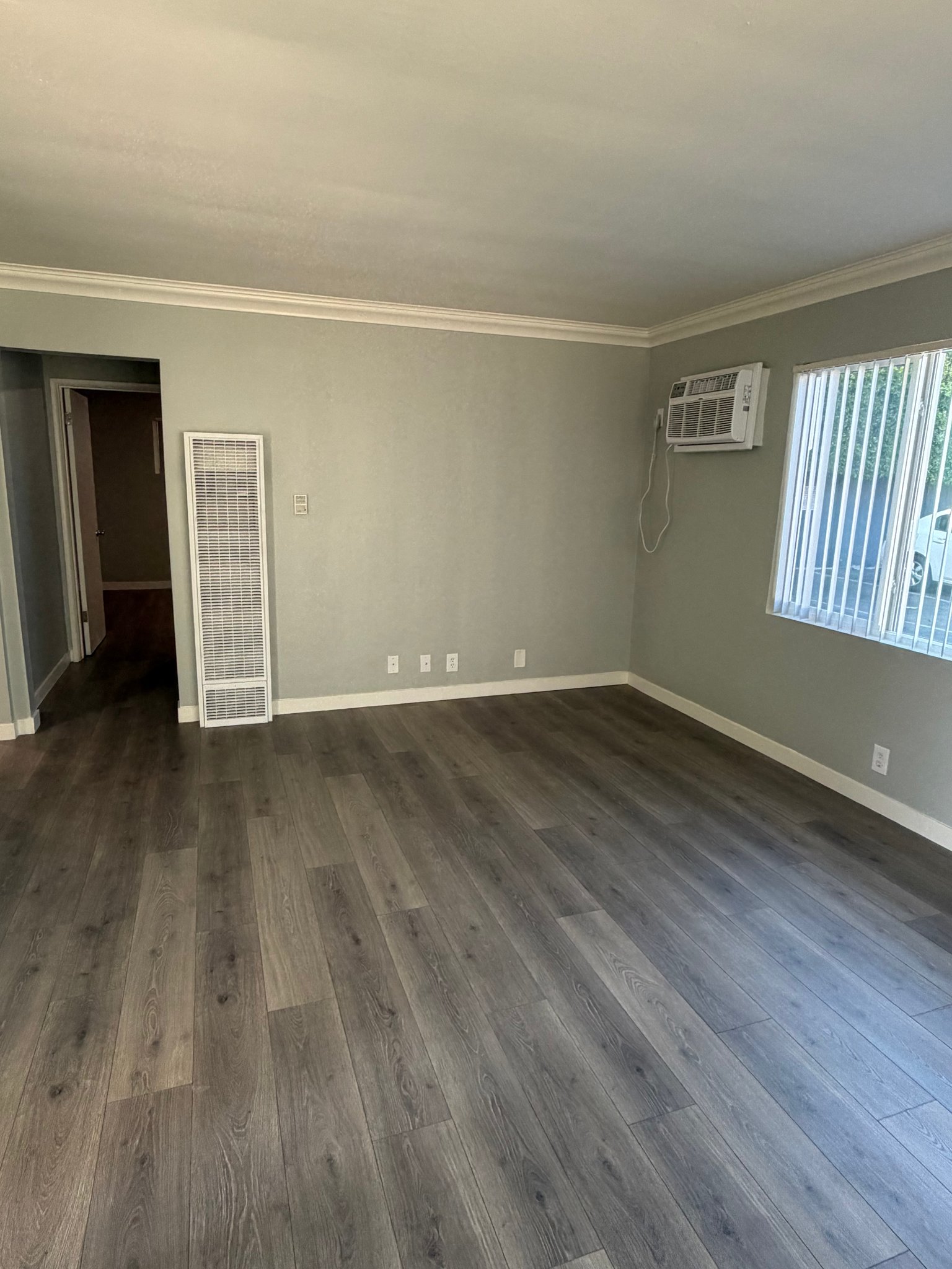 Van Nuys Apartment: 6932 Woodley Ave