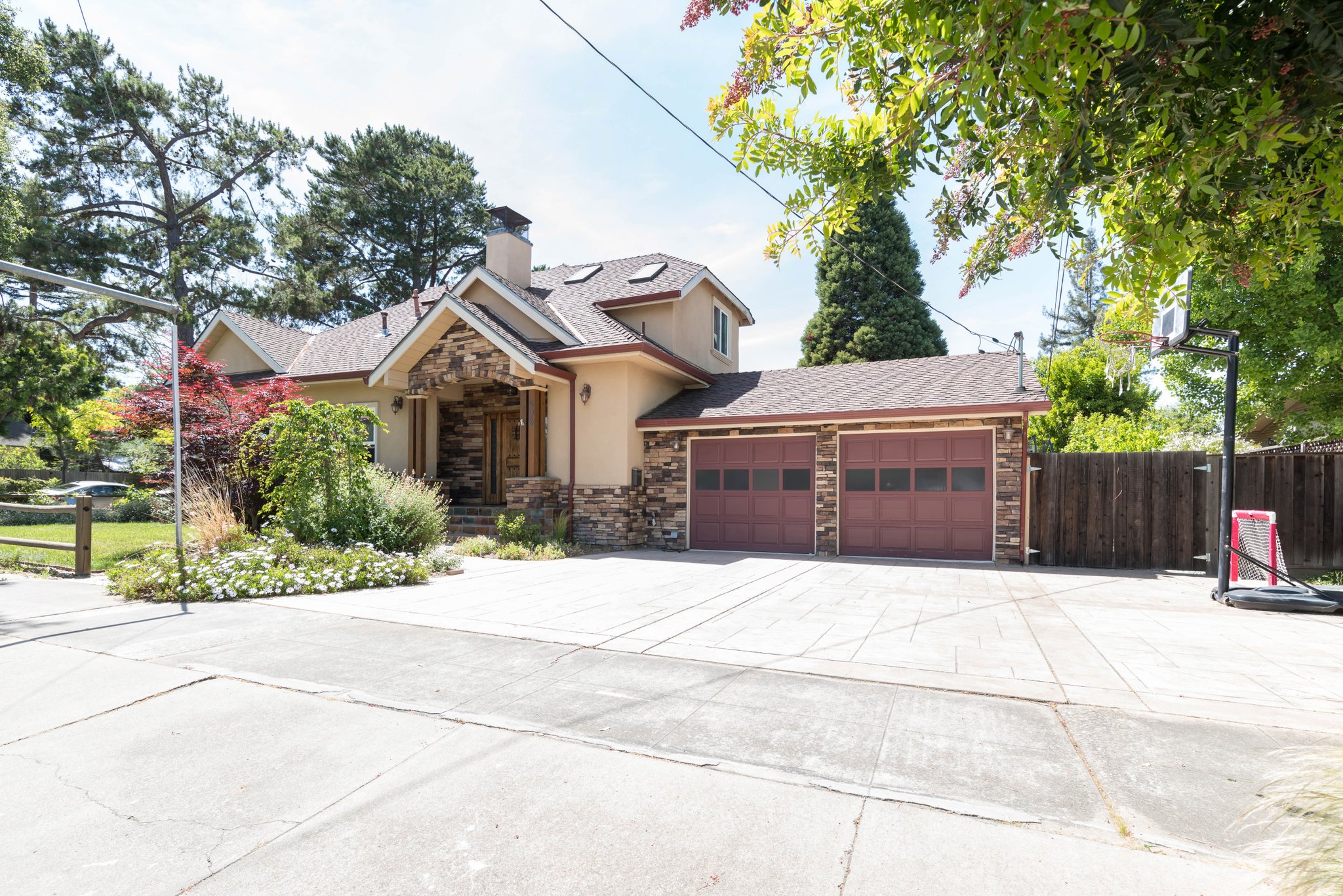 Mountain View House: 596 Pettis Avenue