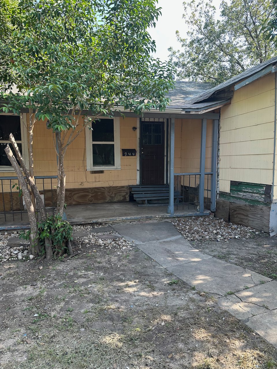 San Antonio House: 944 W. Lynwood Ave