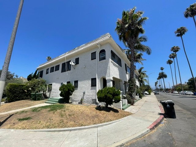 Los Angeles Apartment: 2229 Vineyard Ave