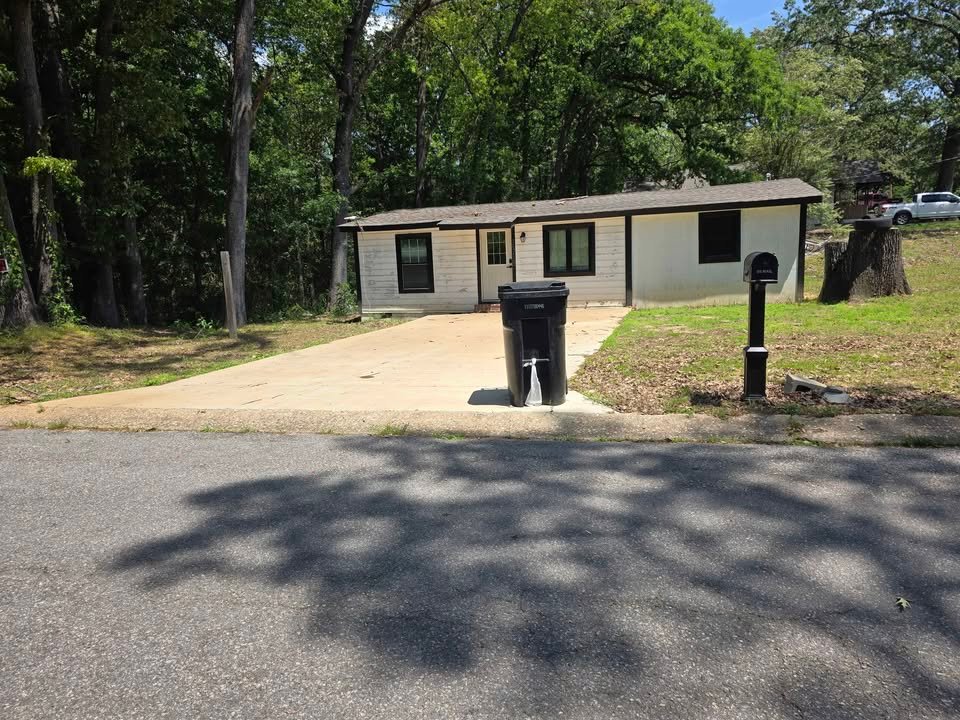 Benton House: 1318 neeley st