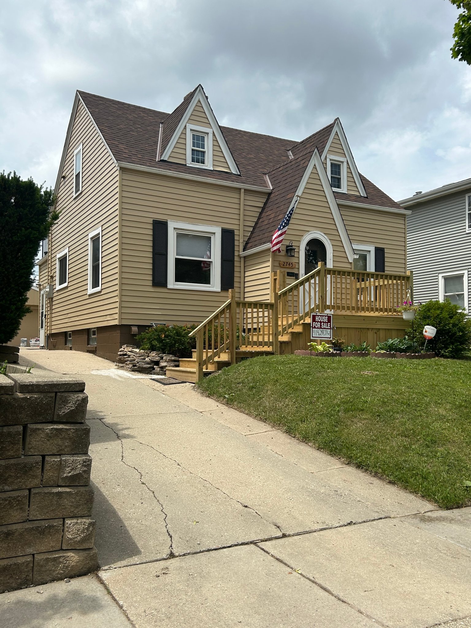 Milwaukee House: 2745 S 68th St