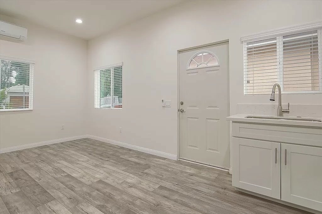 Winnetka Apartment: 20550 Leadwell Street
