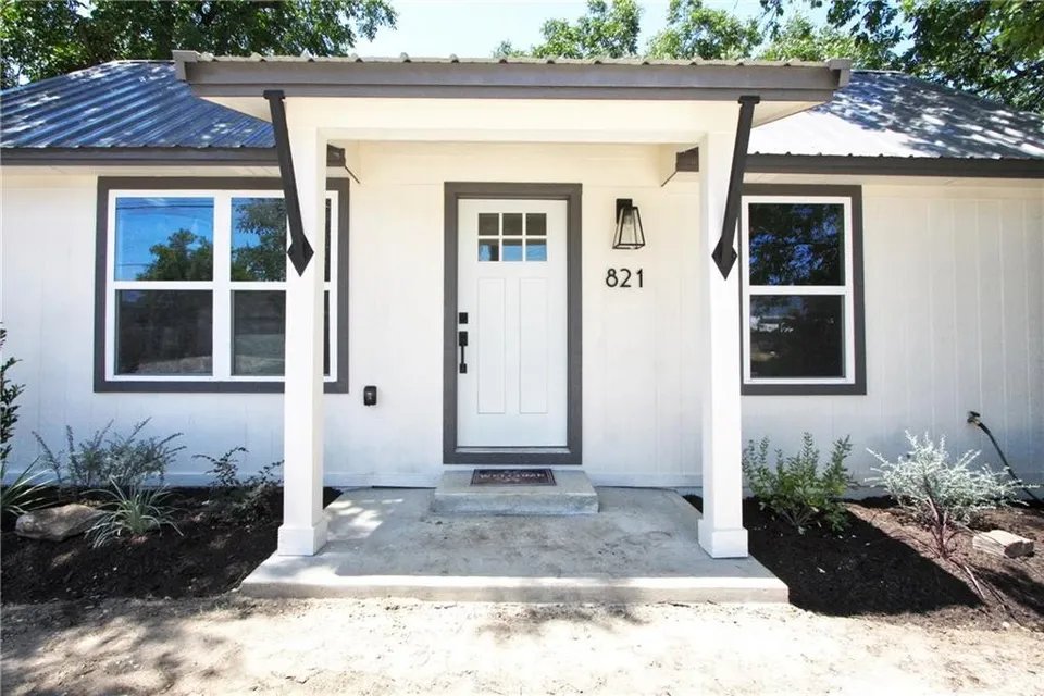 Lexington House: 821 Hale St