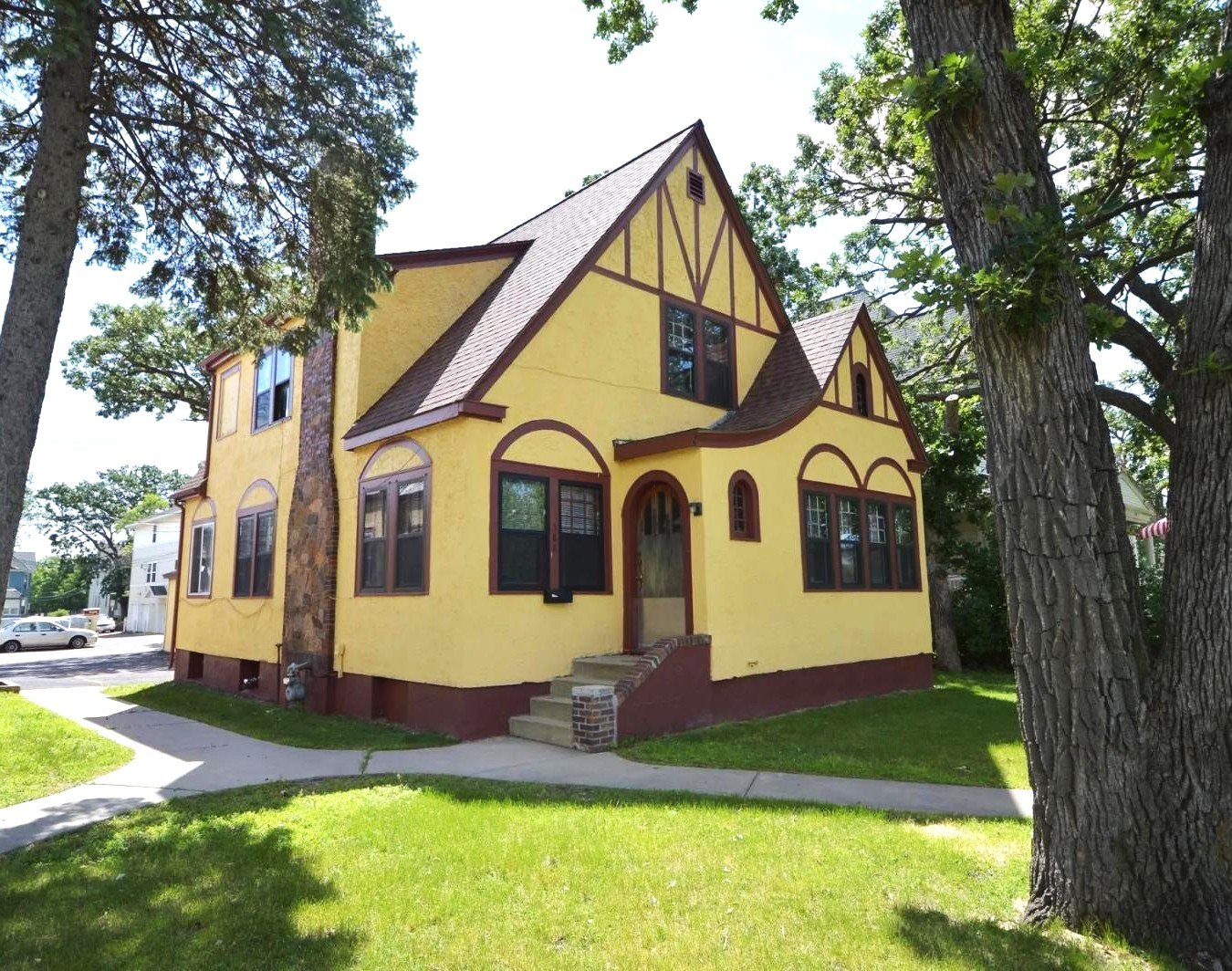 St Cloud House: 388 3rd Ave S.