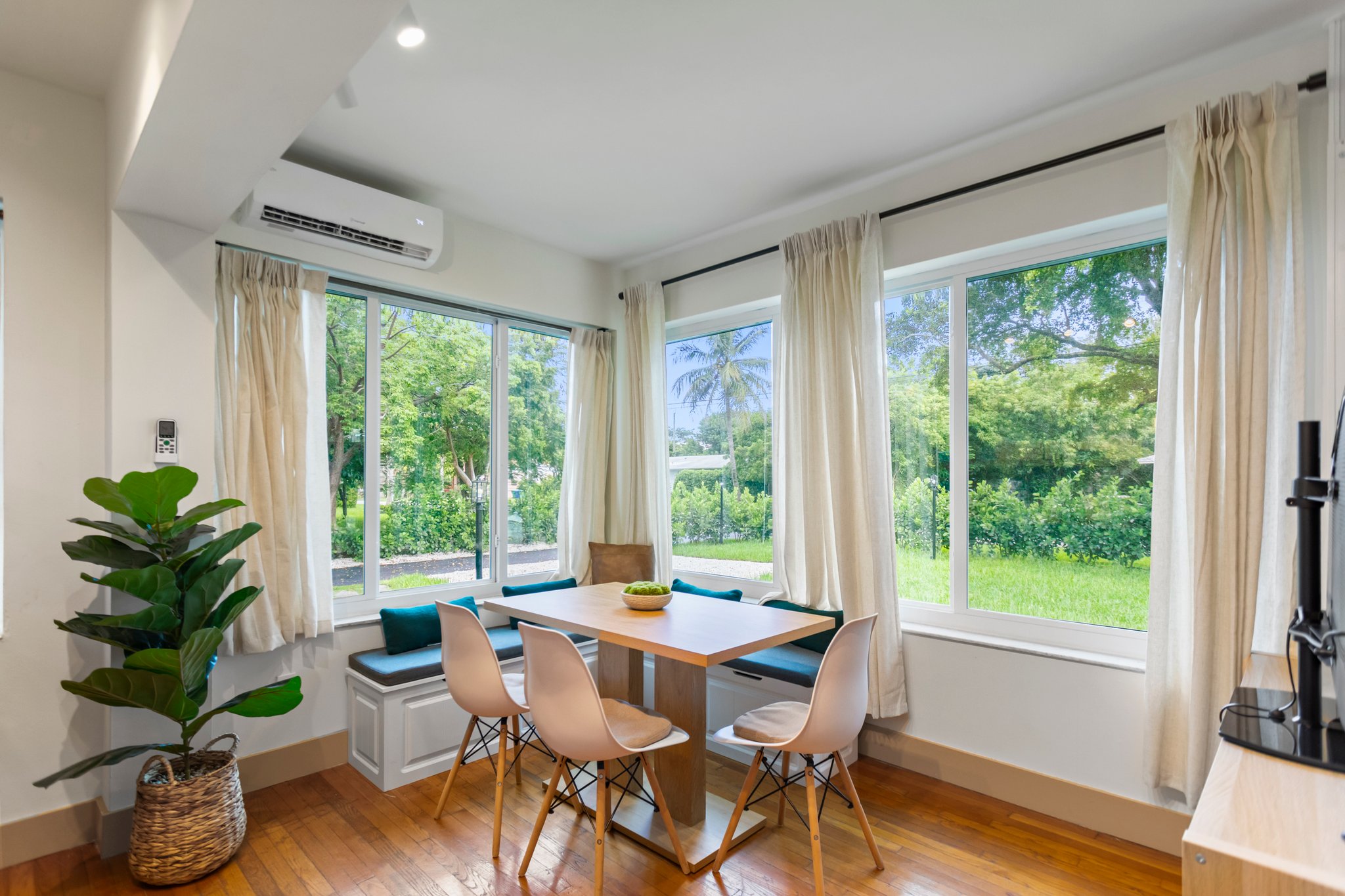 Miami House: 499 NE 112th St