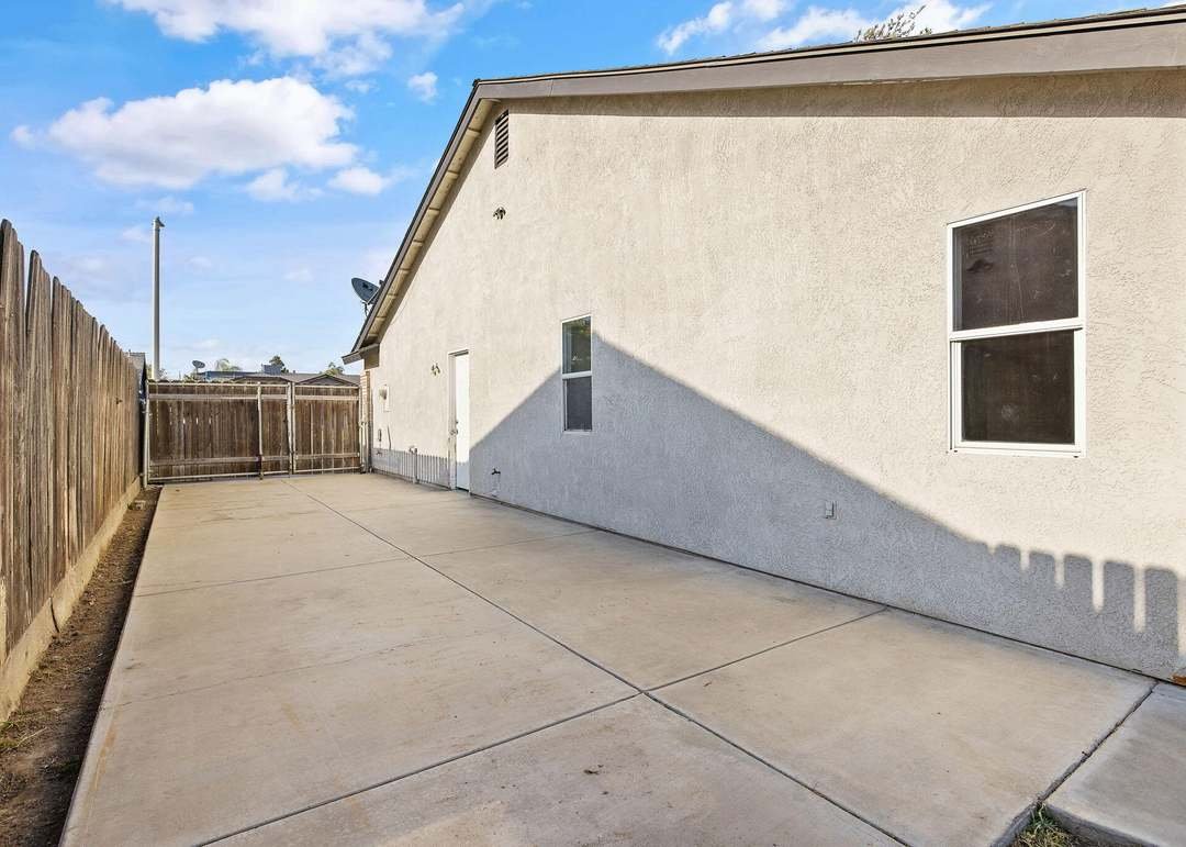 Tulare House: 2111 W Merritt Ave