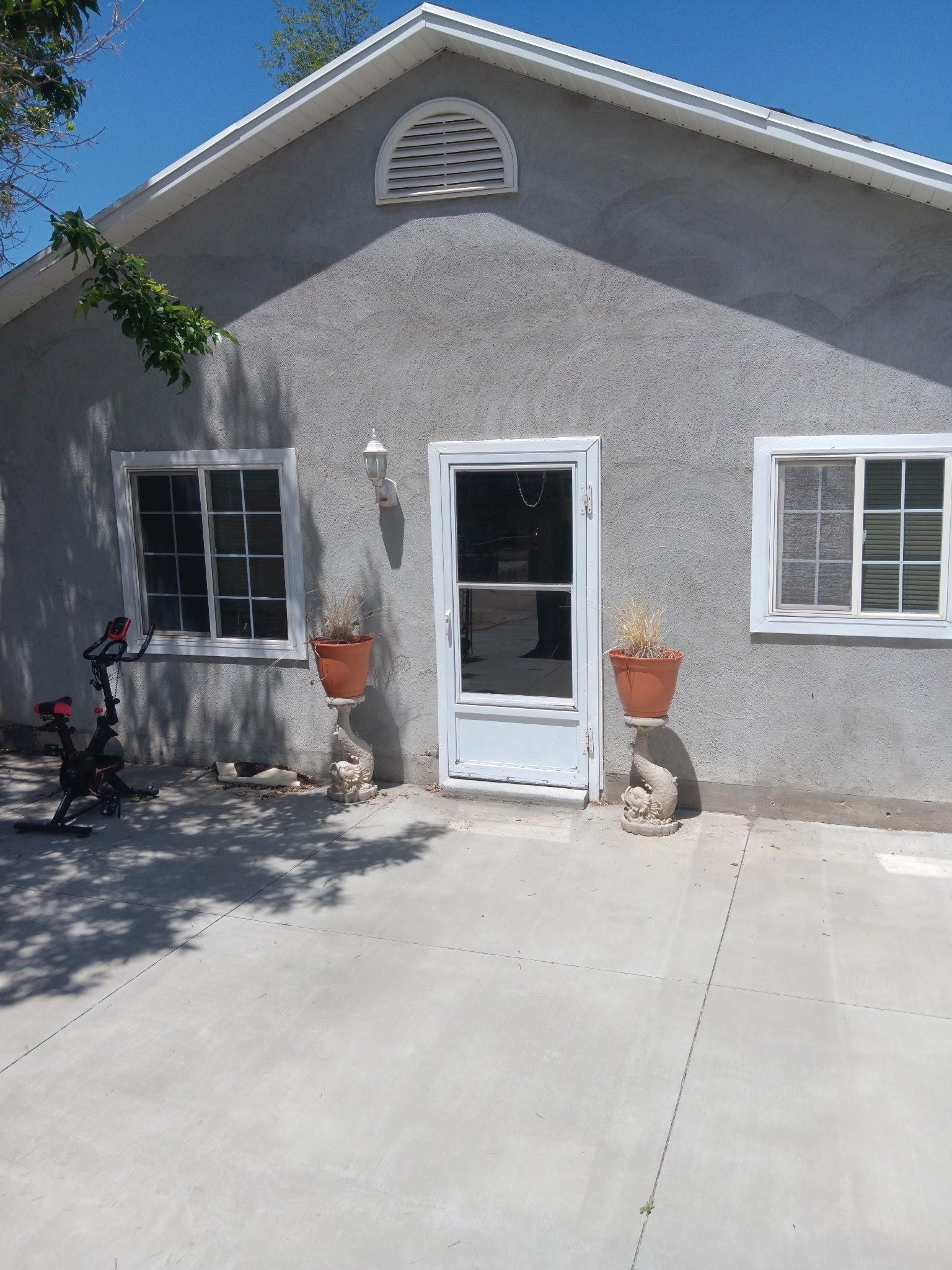Sandy House: 821 E Vics Rd