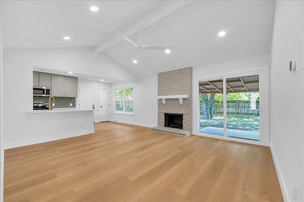 Dallas House: 619 Green Castle Dr
