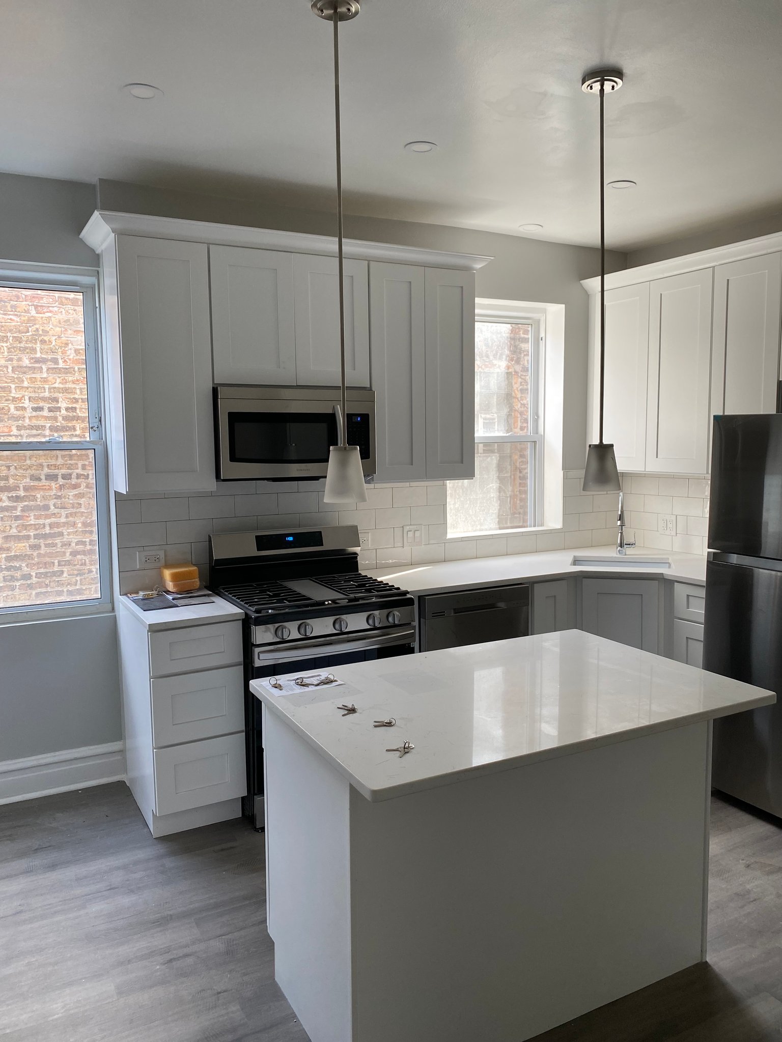 Chicago Apartment: 3229 N Hamlin Ave #2F