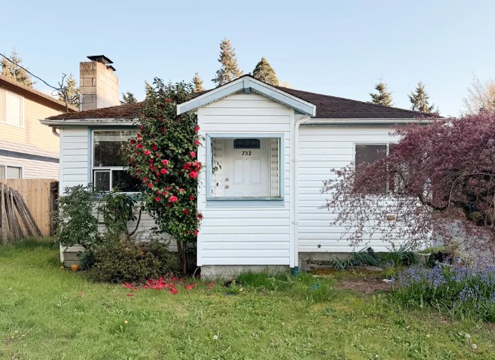 Auburn House: 732 10th St NE